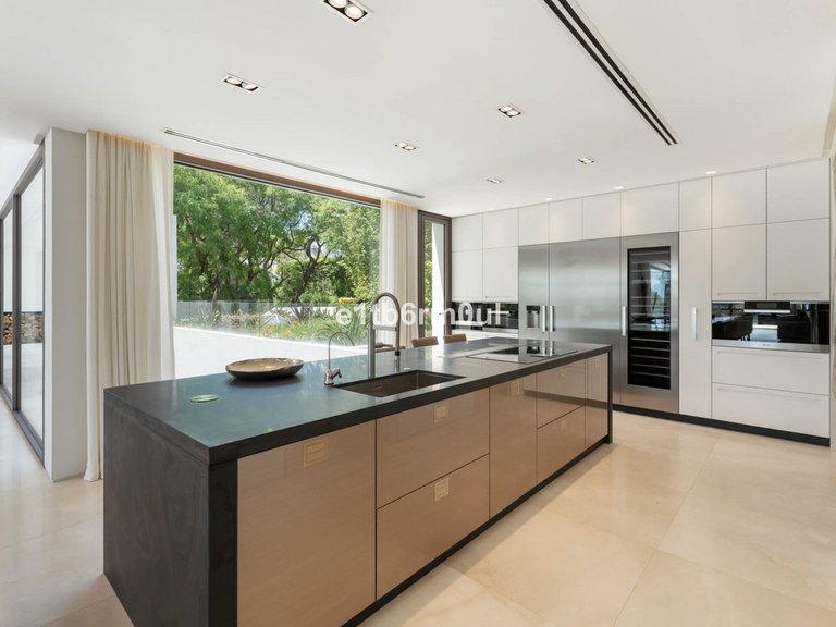 Villa for Sale in La Quinta, Malaga 10