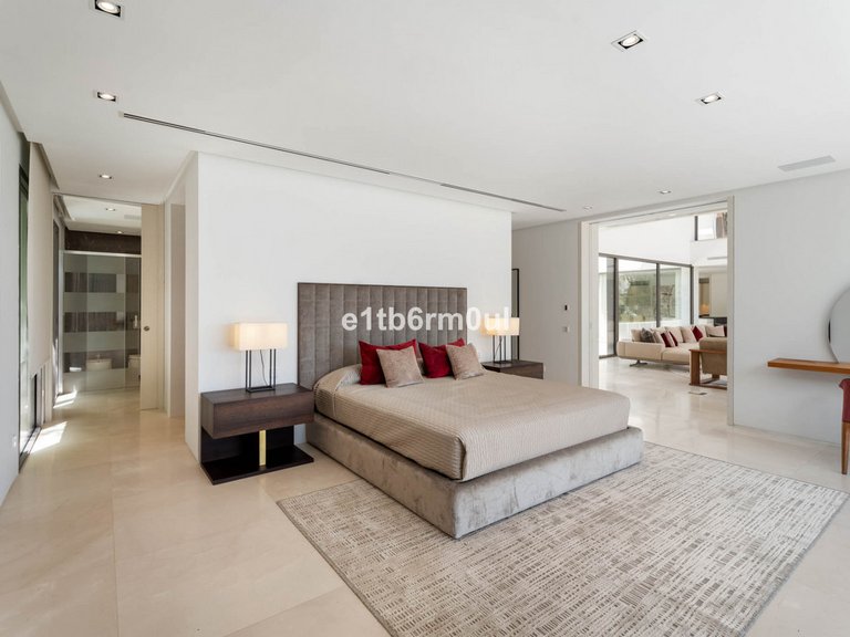 Villa for Sale in La Quinta, Malaga 11
