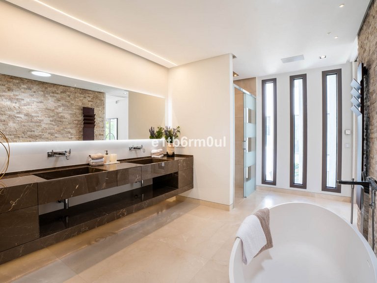 Villa for Sale in La Quinta, Malaga 12