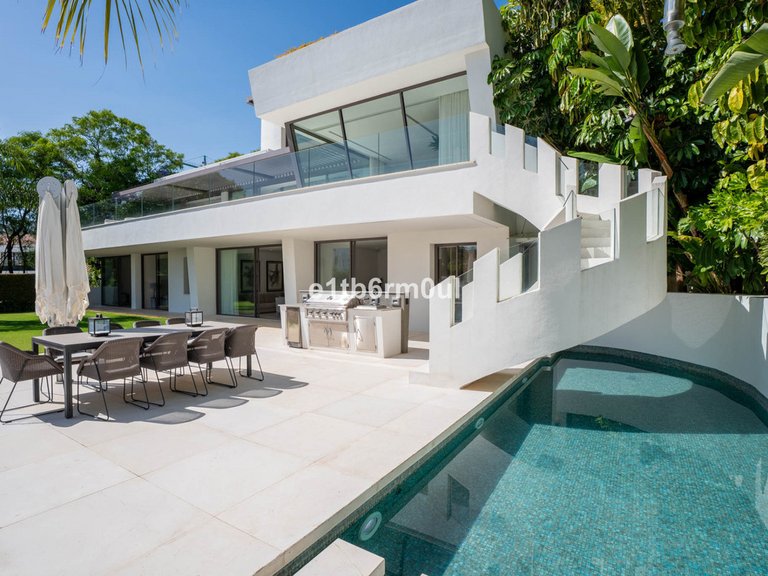 Villa for Sale in La Quinta, Malaga 17