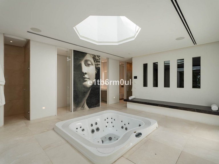 Villa for Sale in La Quinta, Malaga 18