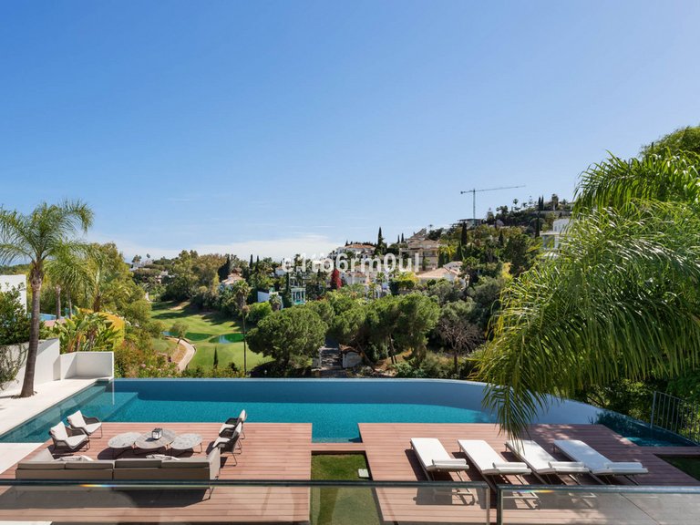 Villa for Sale in La Quinta, Malaga 2