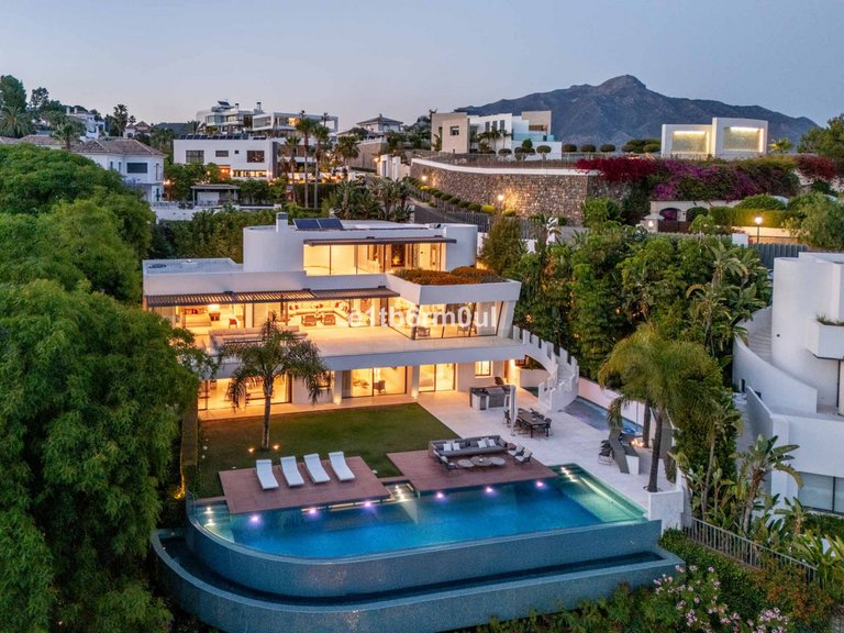 Villa for Sale in La Quinta, Malaga 22