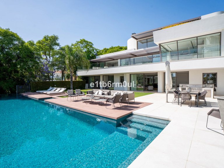 Villa for Sale in La Quinta, Malaga 23