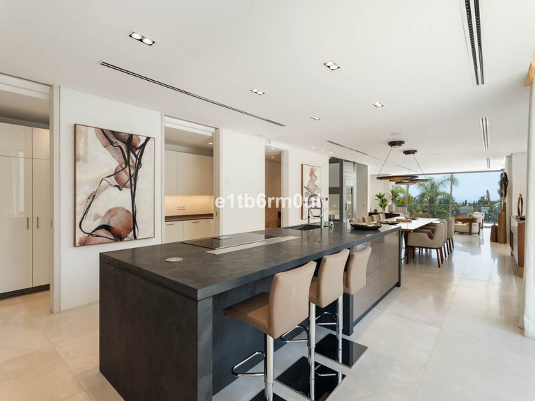 Villa for Sale in La Quinta, Malaga 32