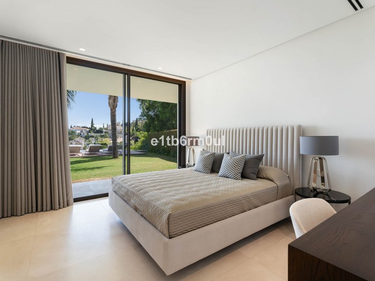 Villa for Sale in La Quinta, Malaga 37