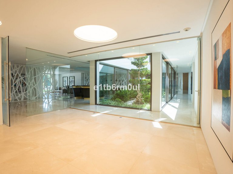 Villa for Sale in La Quinta, Malaga 44