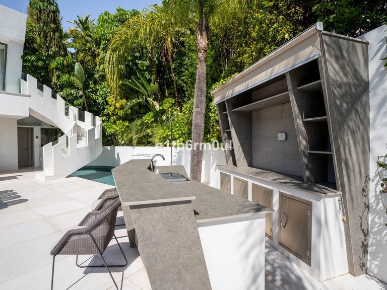 Villa for Sale in La Quinta, Malaga 48