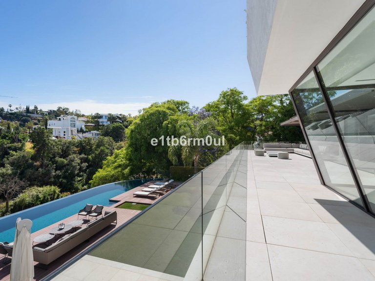 Villa for Sale in La Quinta, Malaga 5