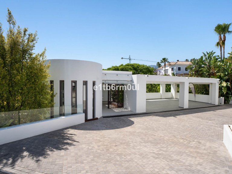 Villa for Sale in La Quinta, Malaga 52