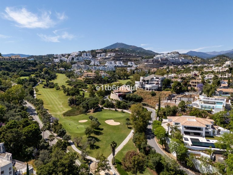 Villa for Sale in La Quinta, Malaga 53