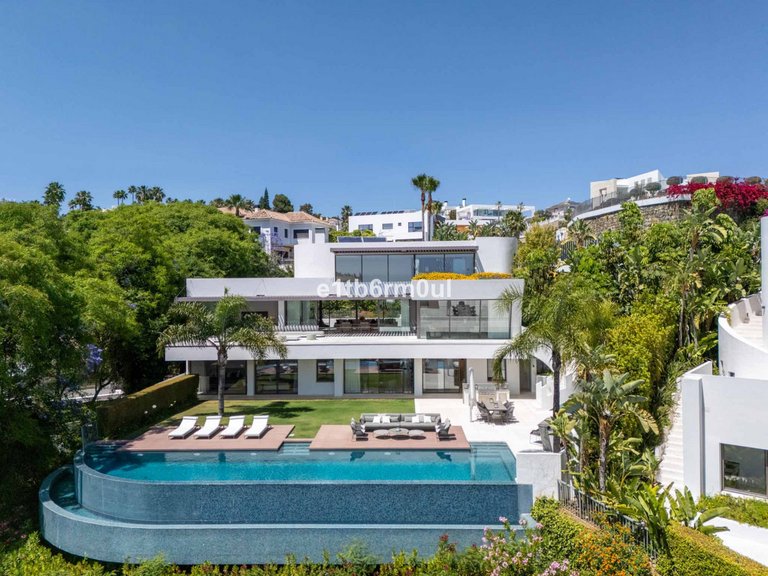 Villa for Sale in La Quinta, Malaga 54