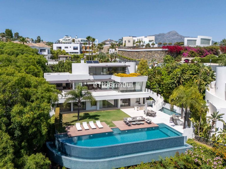 Villa for Sale in La Quinta, Malaga 55