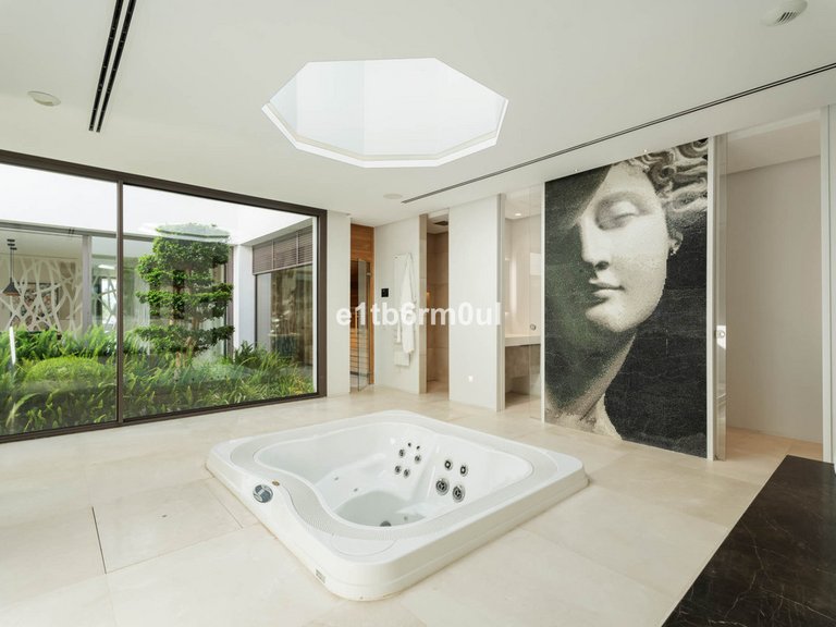 Villa for Sale in La Quinta, Malaga 9