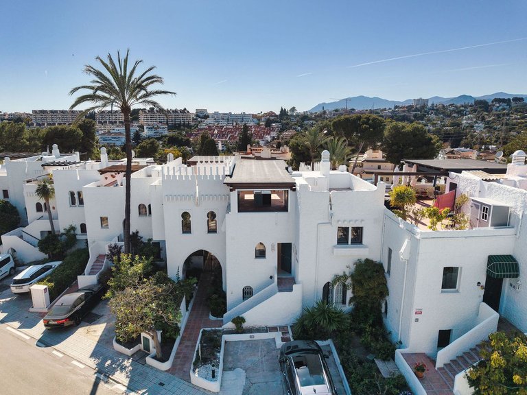 Apartment for Sale in Nueva Andalucía, Malaga 1