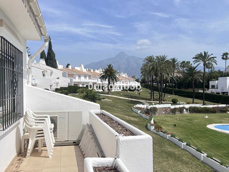 Apartment for Sale in Nueva Andalucía, Malaga 25