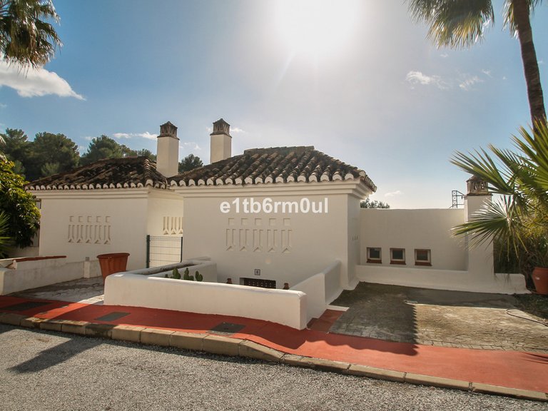 Villa for Sale in Istán, Malaga 10