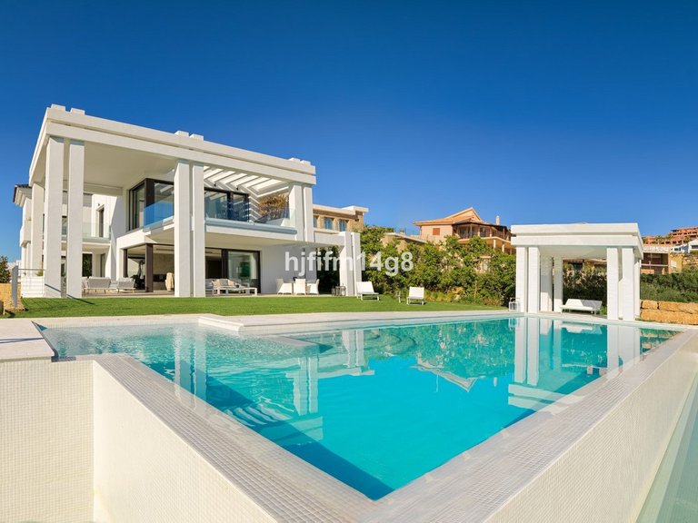 Villa for Sale in Los Flamingos, Malaga 1