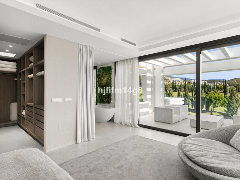 Villa for Sale in Los Flamingos, Malaga 11