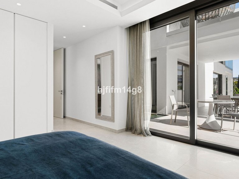 Villa for Sale in Los Flamingos, Malaga 16