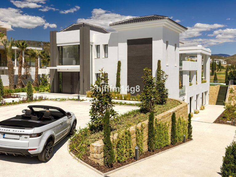 Villa for Sale in Los Flamingos, Malaga 3