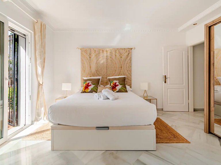 Villa for Sale in Nagüeles, Malaga 12