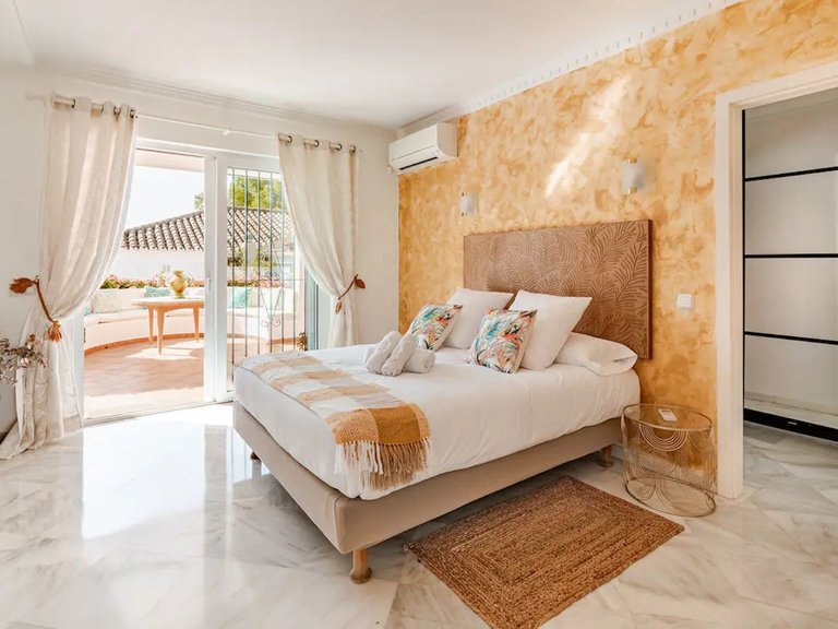 Villa for Sale in Nagüeles, Malaga 14