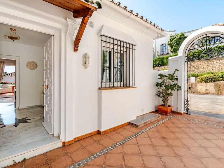 Villa for Sale in Nagüeles, Malaga 30