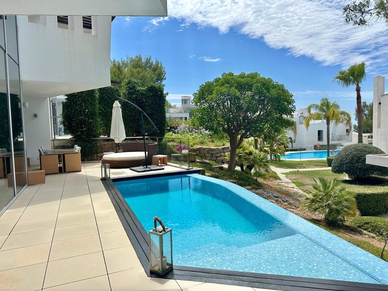 Villa for Sale in The Golden Mile, Malaga 1