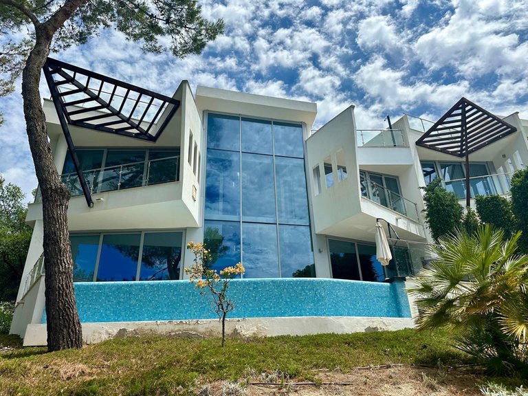 Villa for Sale in The Golden Mile, Malaga 2