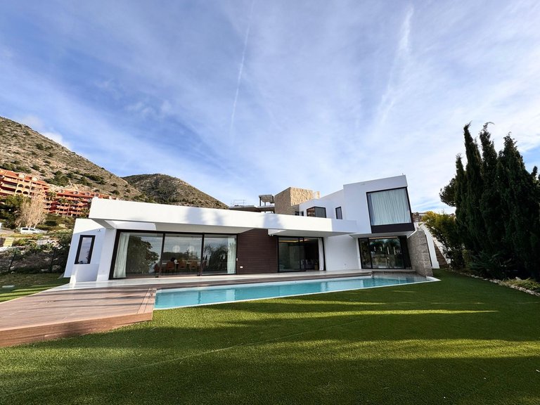 Villa for Sale in Higueron, Malaga 1