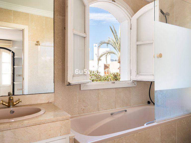 Villa for Sale in Nueva Andalucía, Malaga 22
