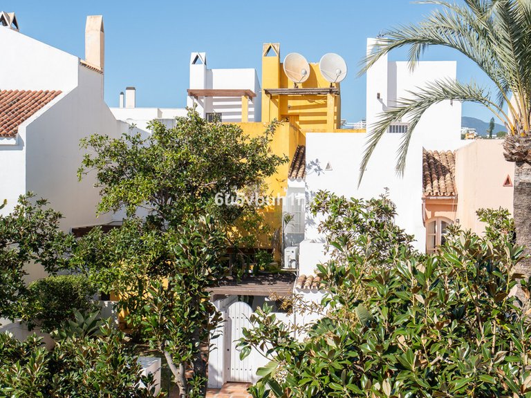 Villa for Sale in Nueva Andalucía, Malaga 28