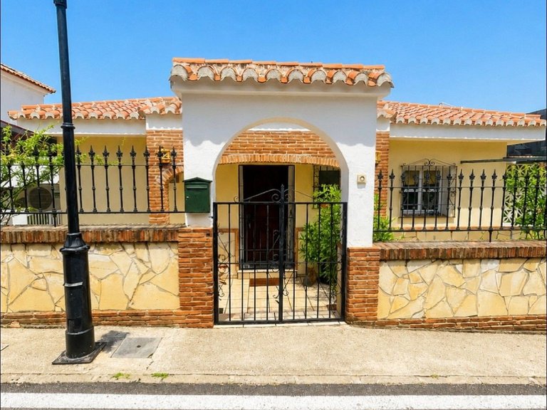 Villa for Sale in El Coto, Malaga 3