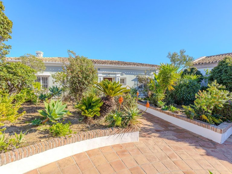 Villa for Sale in Nueva Andalucía, Malaga 3