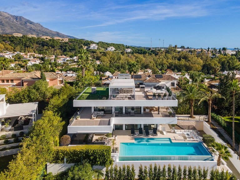 Villa for Sale in Nueva Andalucía, Malaga 1
