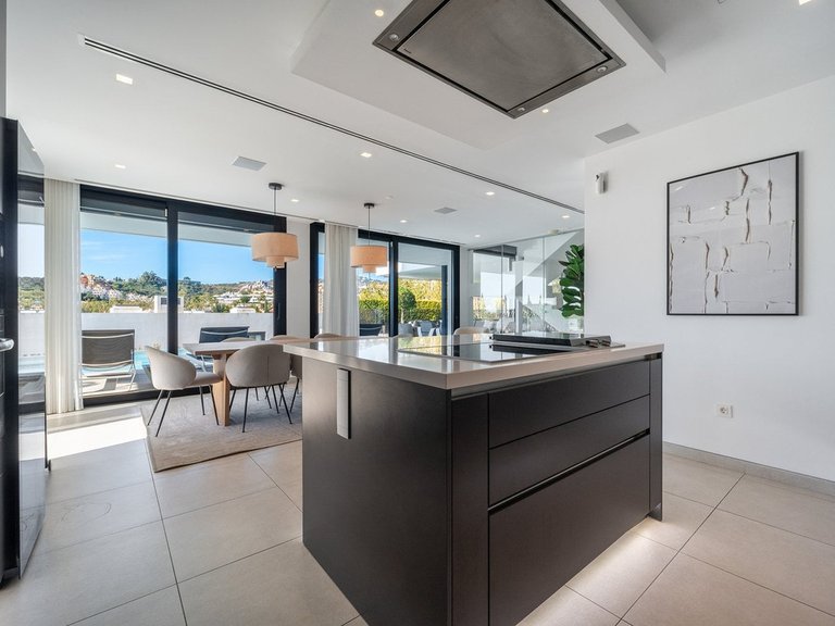 Villa for Sale in Nueva Andalucía, Malaga 13