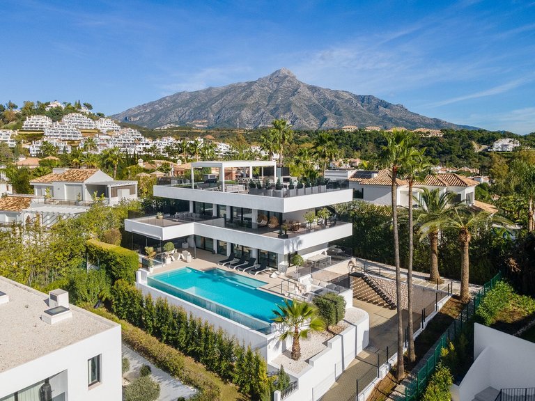 Villa for Sale in Nueva Andalucía, Malaga 2