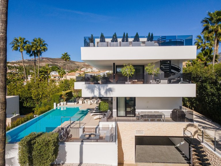 Villa for Sale in Nueva Andalucía, Malaga 3