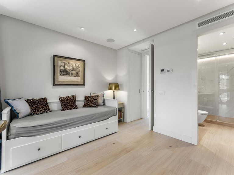Apartment for Sale in The Golden Mile, Malaga 12