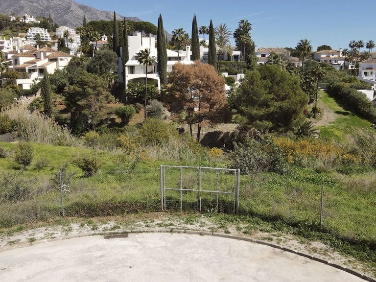 Plot for Sale in Nueva Andalucía, Malaga 11