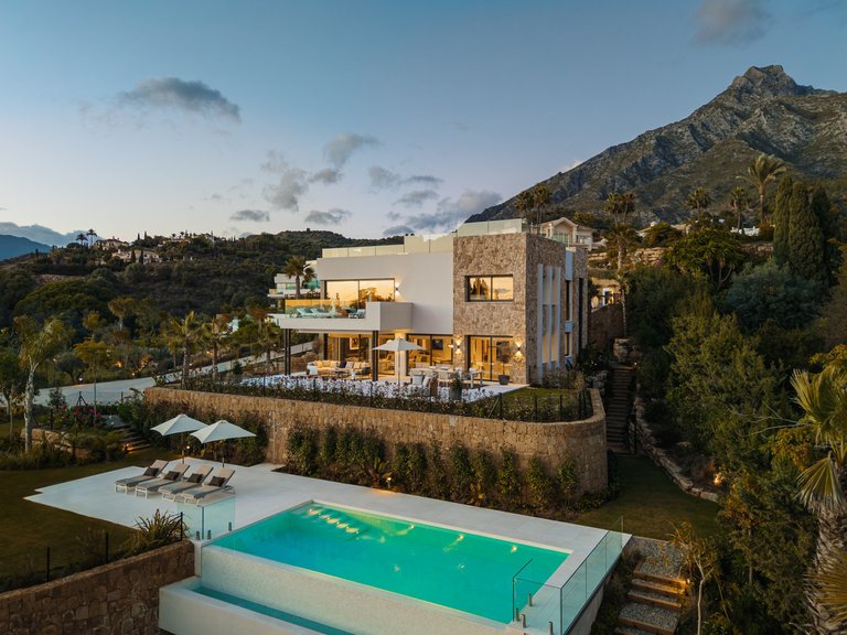 Villa for Sale in The Golden Mile, Malaga 1