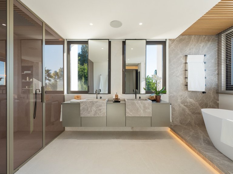 Villa for Sale in The Golden Mile, Malaga 19