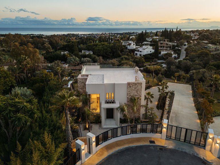 Villa for Sale in The Golden Mile, Malaga 2