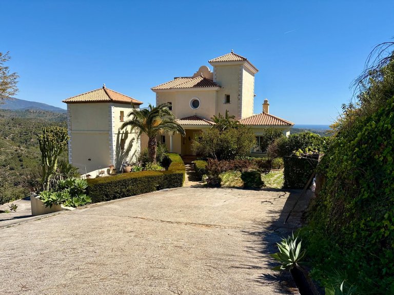 Villa for Sale in Estepona, Malaga 1