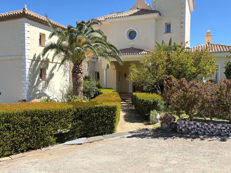 Villa for Sale in Estepona, Malaga 2