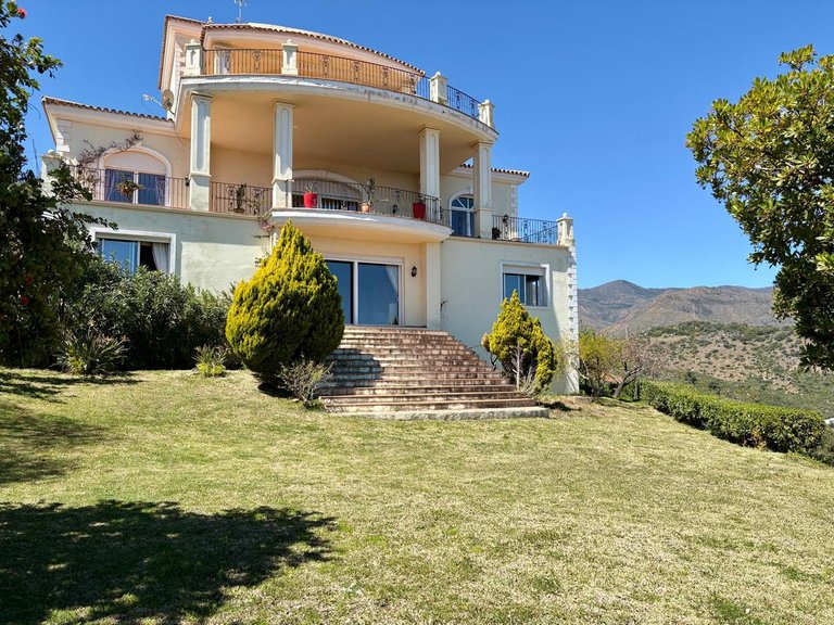 Villa for Sale in Estepona, Malaga 3