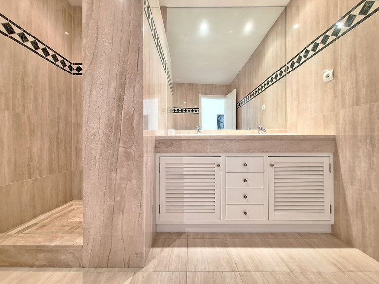 Apartment for Sale in Nueva Andalucía, Malaga 35