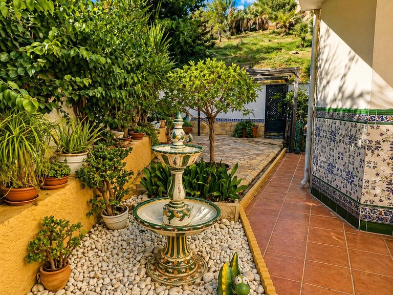 Villa for Sale in Las Lagunas, Malaga 26