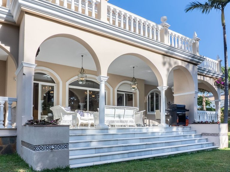 Villa for Sale in New Golden Mile, Malaga 1